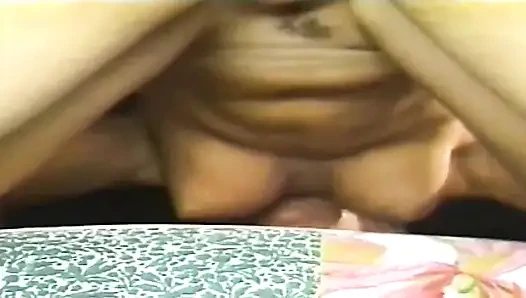 Cewek sange ini lagi asik fingering dan ngentot pakai botol di pesta seks liar