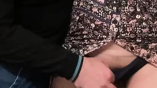Сексуальная MILF получает клитор, трущийся в метро