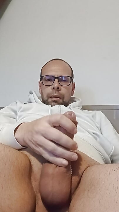 Je parle et j’explique que je sens mes testicules qui rebondissent et ça finit par me faire éjaculer