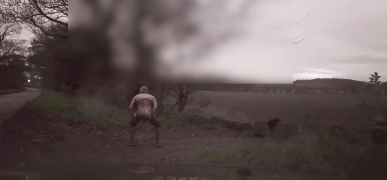 Drkanje u body čarapama, izbjegavanje automobila koji prolaze