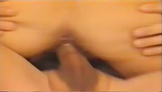 Молодая брюнетка-долбит блондинку Твинк в хардкорном экшене