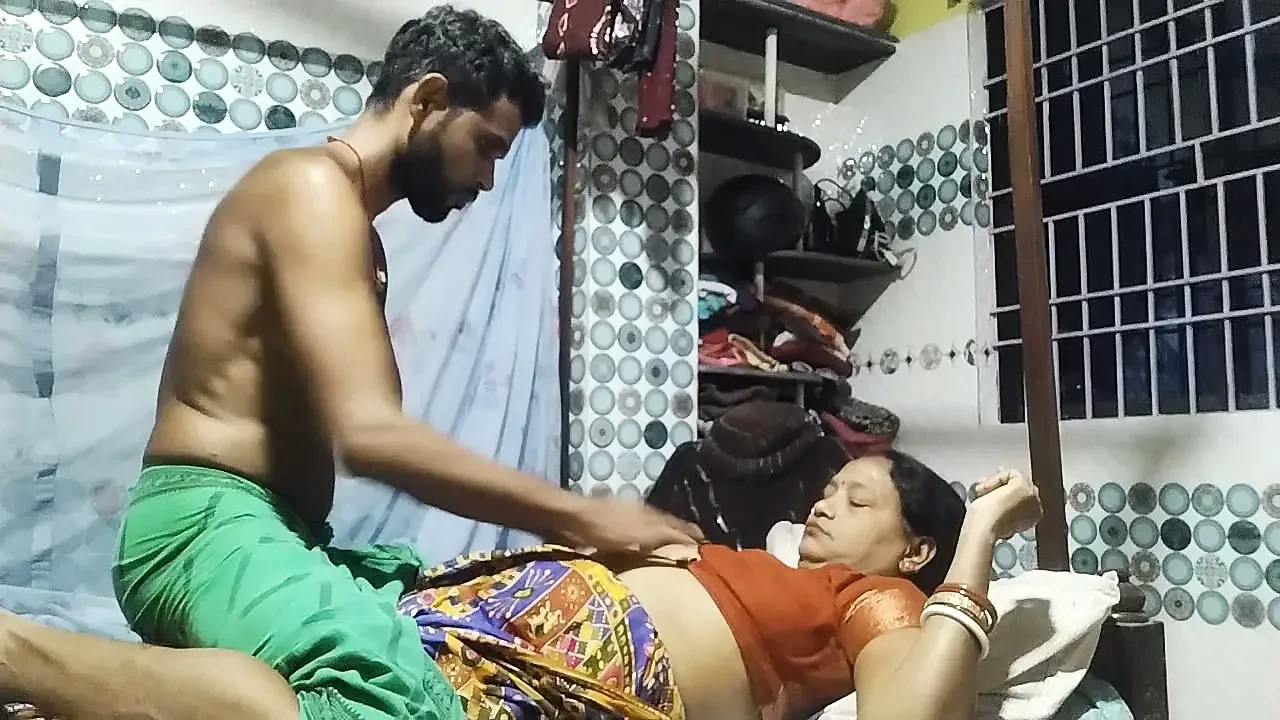 Aunty ne naya saree or blouse ke sath sex kra apne husband ke sath
