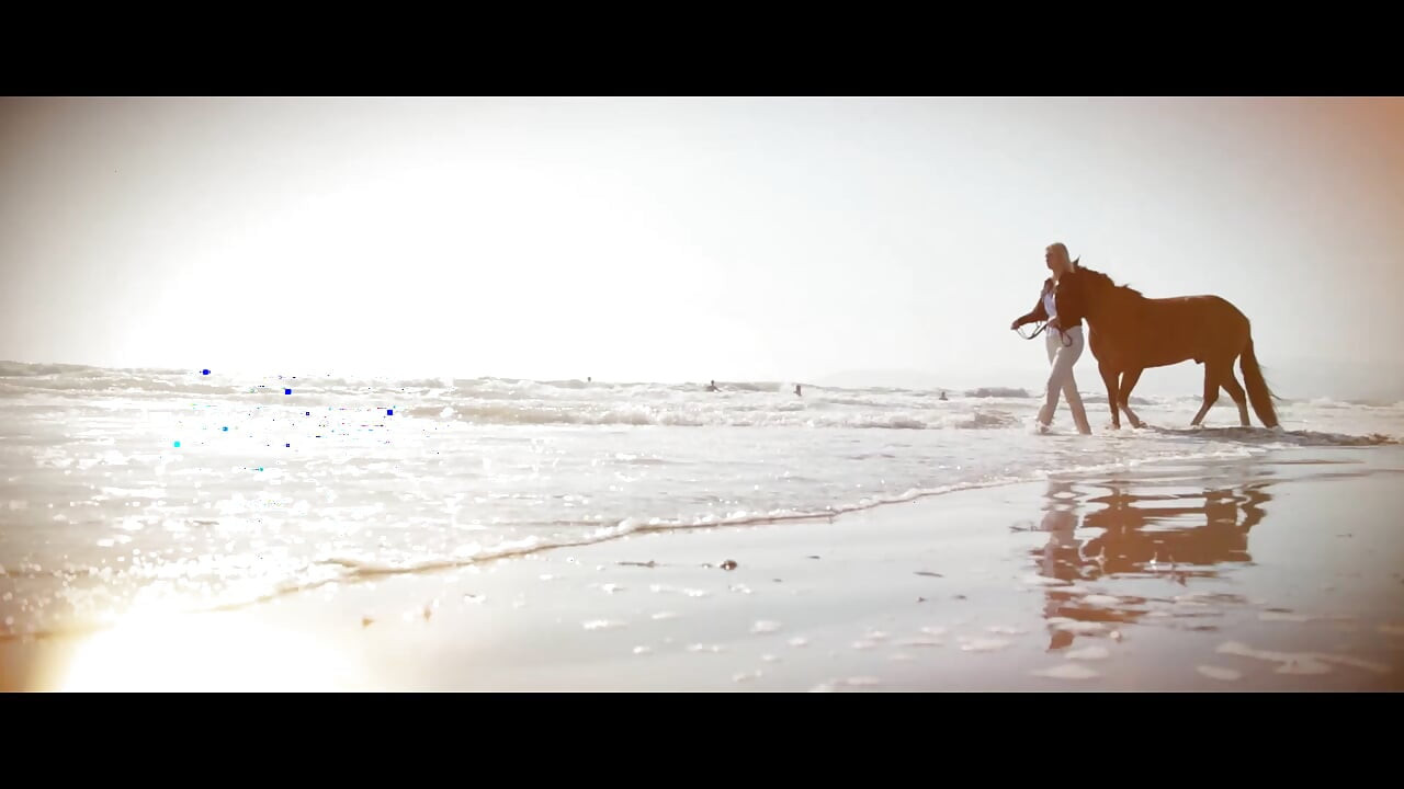 Blondes böses mädchen liebt es, ihre muschi zu berühren