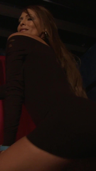 Monique Fuentes é sexy e sedutora enquanto usa sua experiência madura para seduzir esse cara
