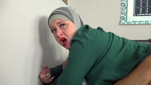 Moslimvrouw probeert een piksigaret