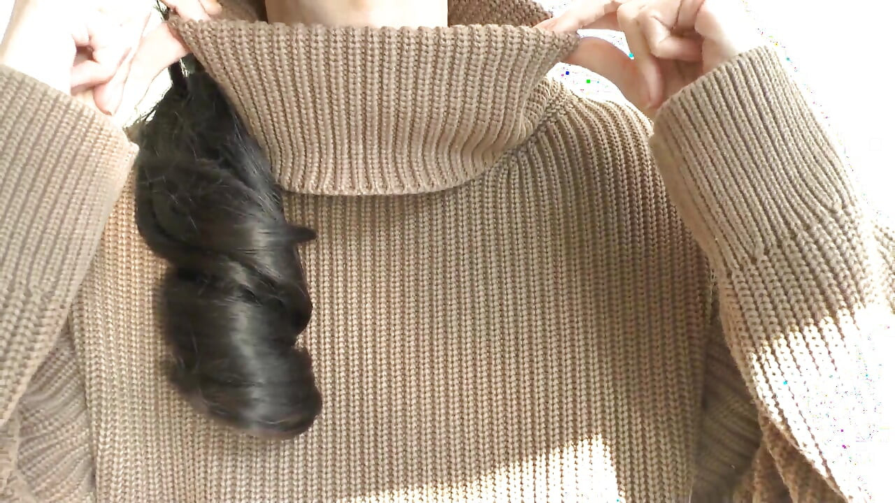 Stropește pe puloverul meu! Lady Victoria Valente într-un pulover gros cu guler înalt