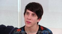 Gaycastings - twink wordt geneukt tijdens het uitproberen van eerste porno