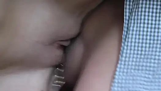 Cewek jalang ini nyepong kontol pacarnya yang ditindik sebelum dientot habis-habisan