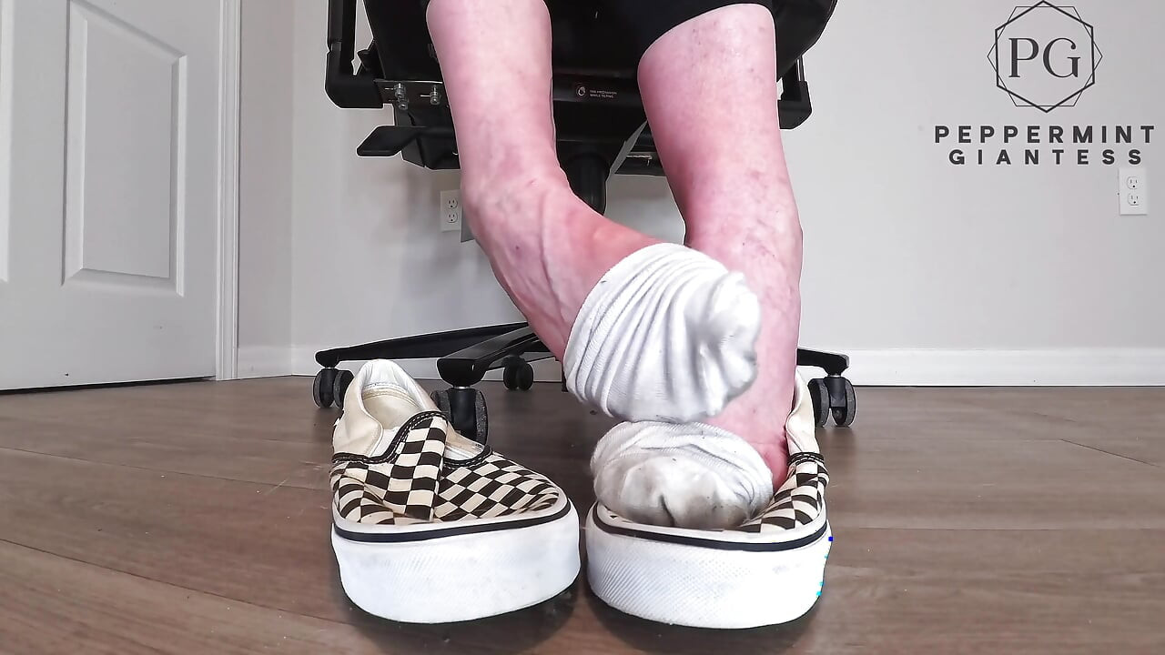 Cewek karir dengan kaki yang langsing lagi asik mainin kaki di checkerboard vans - striptis khusus toe & mainin intens di balik kakinya - pov