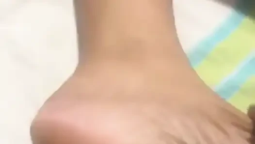жена получает массаж