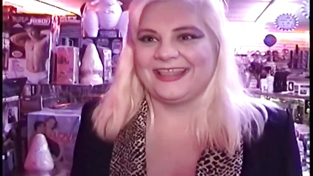 Rubia milf chupa la polla del gloryhole y muestra leche en el culo