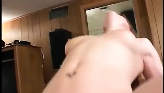 Rothaarige schönheit mit schönen frechen titten reitet harten schwanz im bett