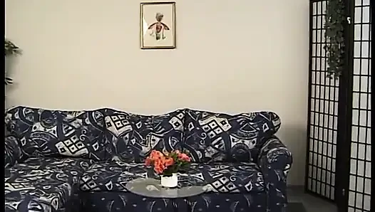 Cewek-cewek hot nyepong dan ngentot kontol besar di sofa bergiliran