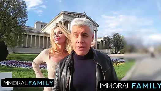 Dari jilat klitoris sampai permainan anal yang intens, victoria mendapat perhatian!