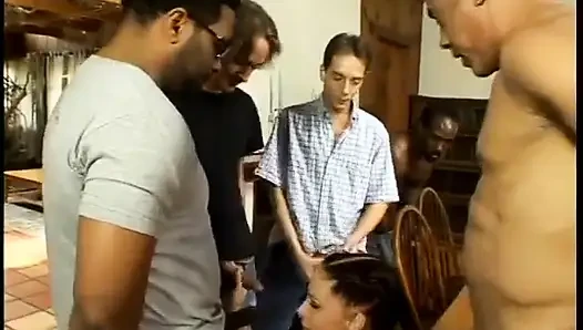 Bir grup adam daire içine alıyor ve yarağı hatunun boğazına sokuyor