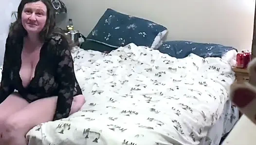 Ей нравится позволить рабочим смотреть в окно во время дрочки и съемки