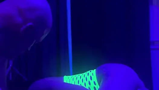 Подкравшись, шлюшка принимает огромный член