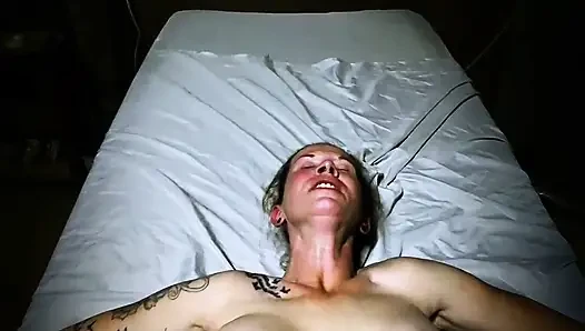 Vollbusige milf wird während der massage geil und hart gefickt