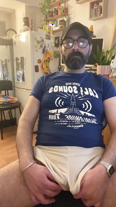 Lextalon sentada na mesa se masturba com shorts brancos - então tira e goza
