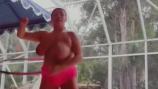Regentags oben-ohne training am pool! Wären Sie mein persönlicher Trainer?