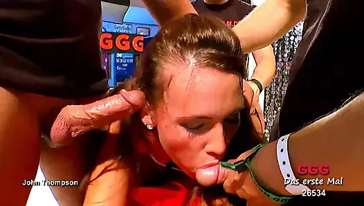 Si rambut merah yang penasaran langsung dicrot sperma hangat