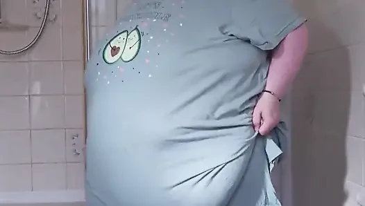 Cewek super semok ini lagi asik muasin memeknya di kamar mandi