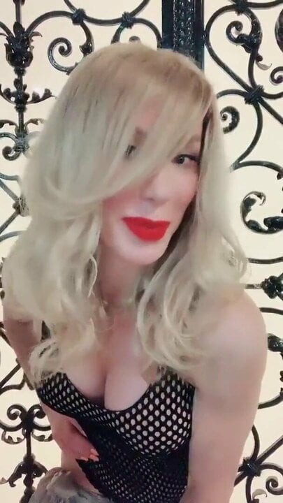 HOT BLONDE SHEMALE