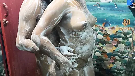 Mandi dan tekan romansa mandi