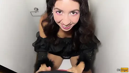 Azgın kız bir gece kulübünde elimi alıyor ve beni anal seks için publix tuvaletine götürüyor
