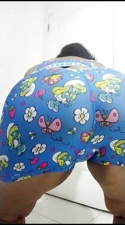 Milf filipina sexy, sacudiendo, frotando y golpeando su gran culo y coño de pitufo