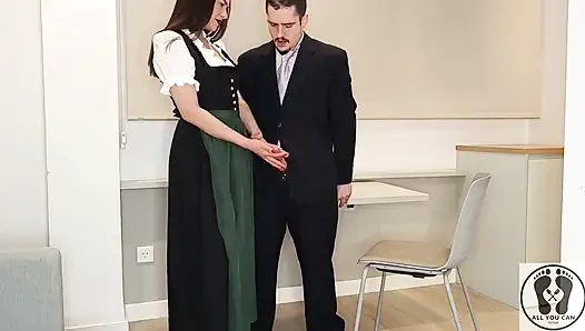 Mit einem traditionellen österreichischen dirndl wichst sie ihn ab