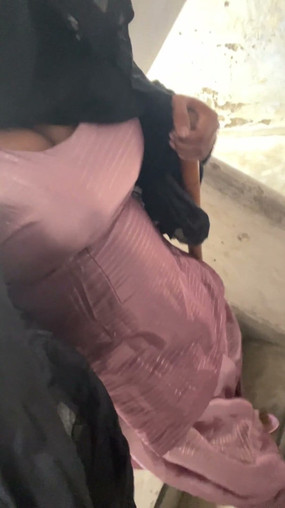 bhabhi india cross dresser berbaju satin mengkilap dan licin dengan payudara besar | Klip 1