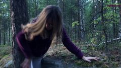 Eu fodi uma estranha na floresta para ajudá-la - sexo em público