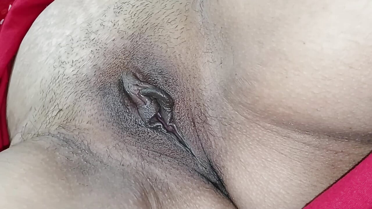 팬티 없이 침대에서 이복 여동생을 잡았어