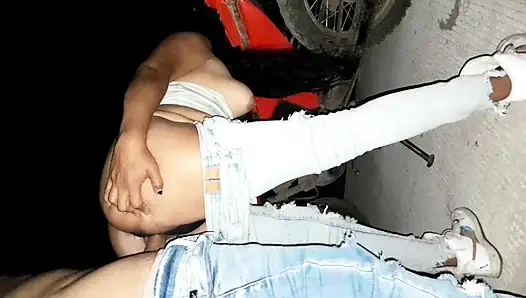 Лучший друг моего мужа поставил меня на четвереньки, сильно меня трахнул и кончил мне в рот