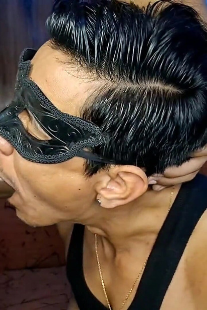 他感觉到自己的鸡巴在喉咙里冒出来, 他要我再给他点奶, 把它都填满