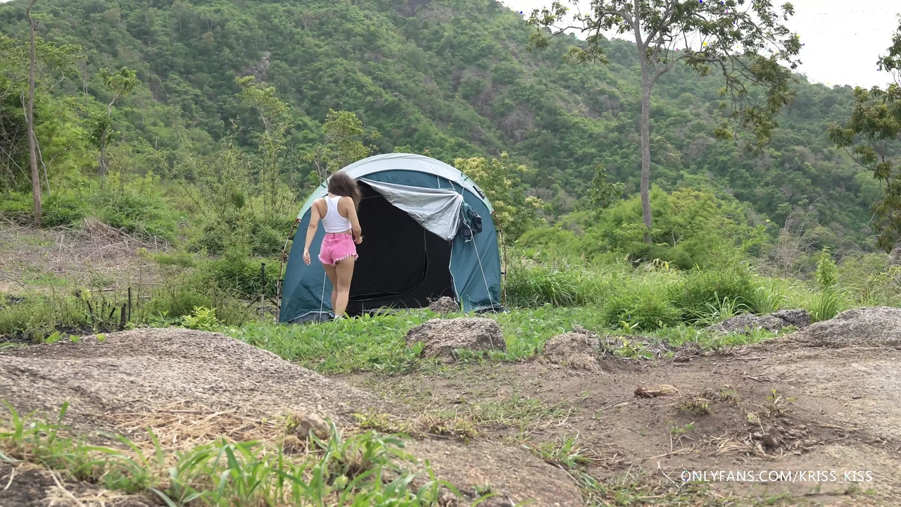 继妹教继兄如何做爱，在帐篷里做爱