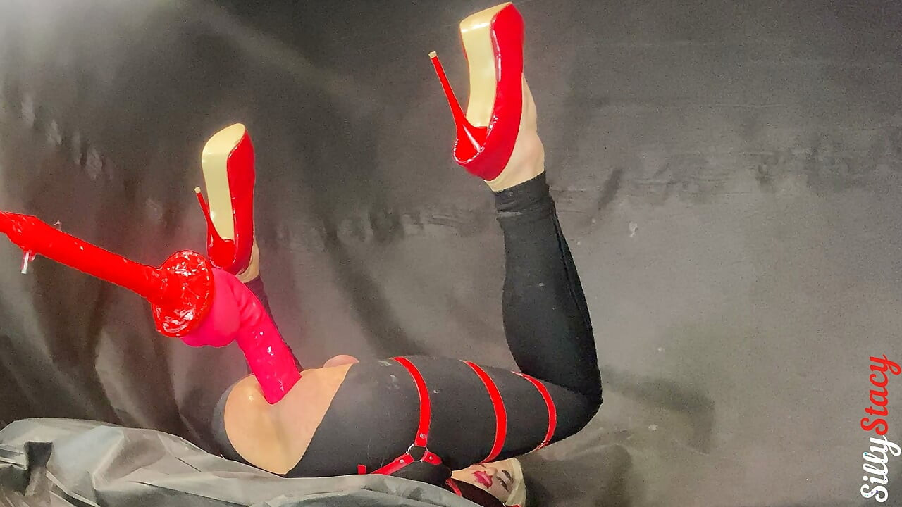 Sissy Stacy eksperimentira s pozama kako bi razradila svoju analnu rupicu