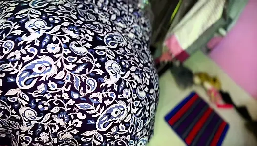 Üvey oğluma beni masanın altında kaldığım yerden çıkarmasını söyledim ama büyük götümü sikiyor - sıkışmış ve sert anal sikiş