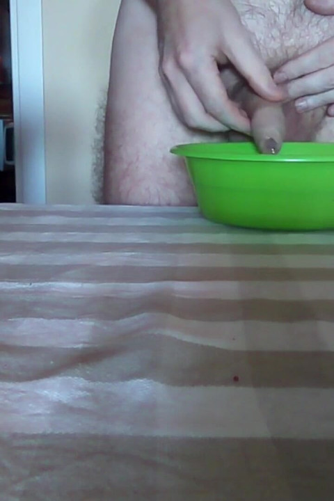 John在桌子上的绿色碗里撒尿