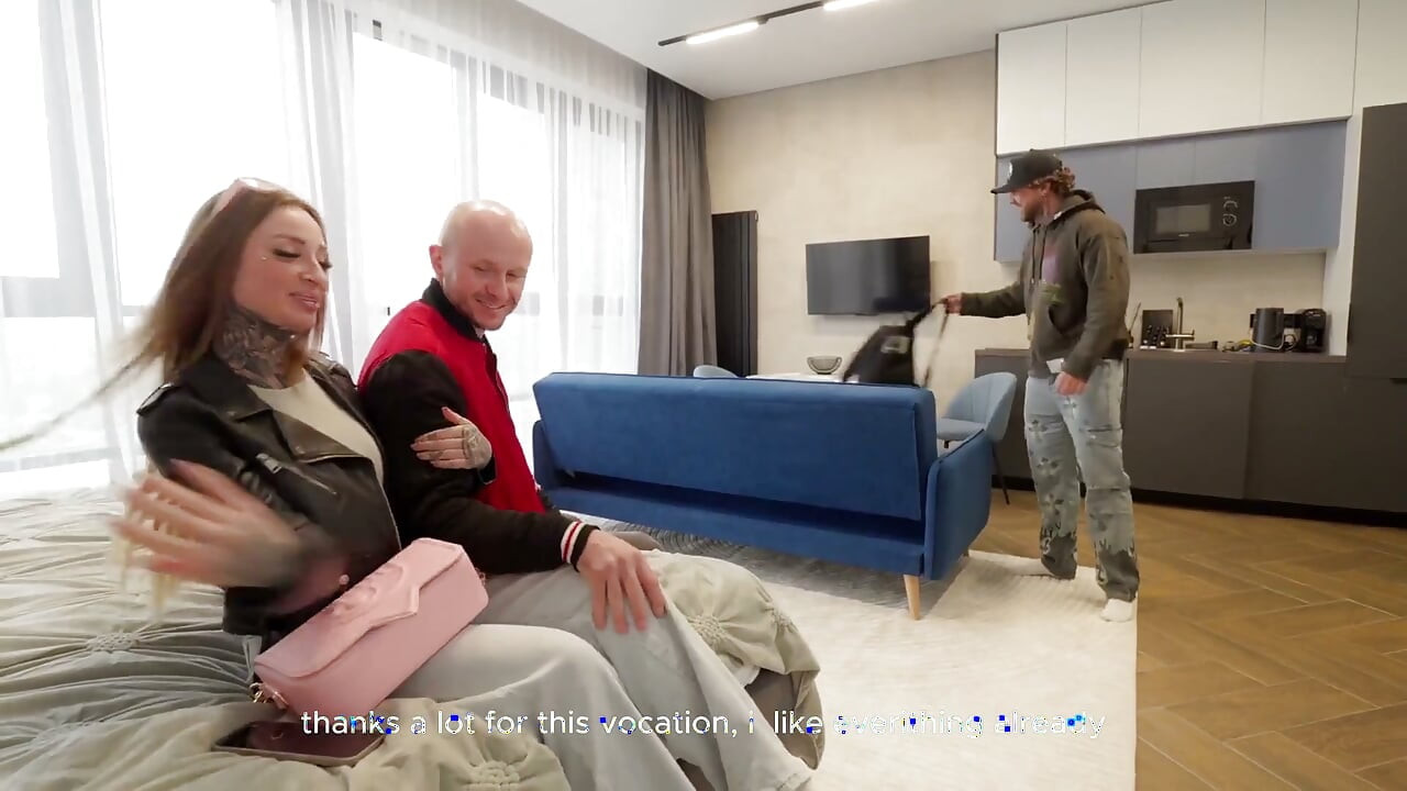 Aleks Sam Przyniósł mnie na wakacje i wspólne apartamenty z moim przyjacielem Str1pper, który szpiegował nas w łóżku (część 1 /3)