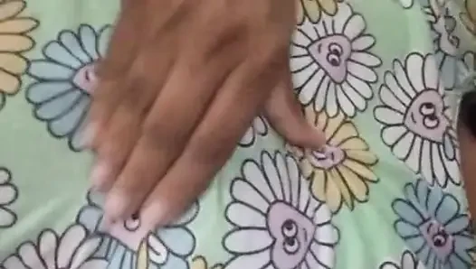 18+ Студентка в первый раз Musterbate с ее большими сиськами и мокрой шри-ланкийской местной
