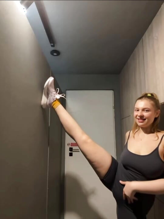 Crazy squirting with jucielussie in public gym