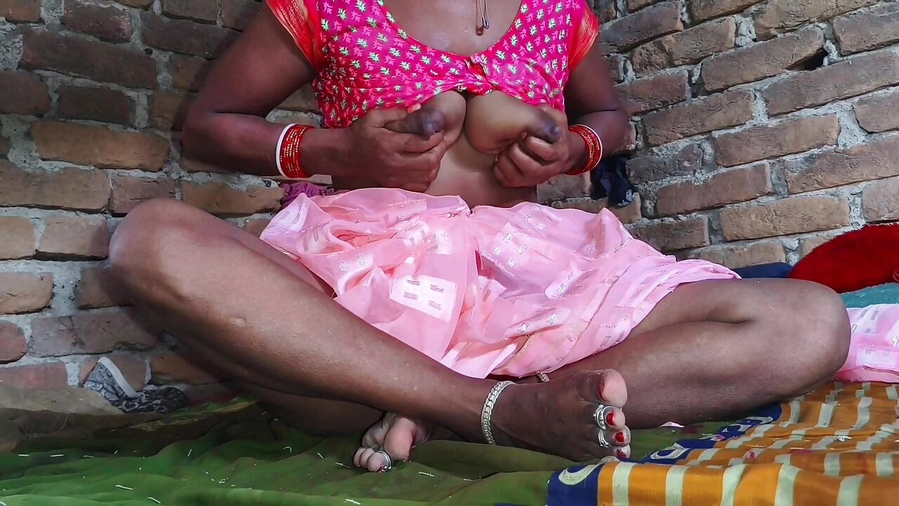 Indian desi village hot jawan bhabhi apne husband ko khush karne ke liye boobs se doodh nikali.indian xxx sex viral videos.hindi porn