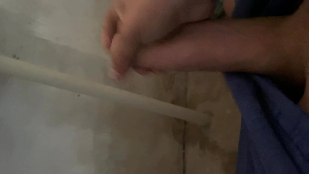 Horny in the toilet I had to cum a lot on the net... GusttaGGoficial