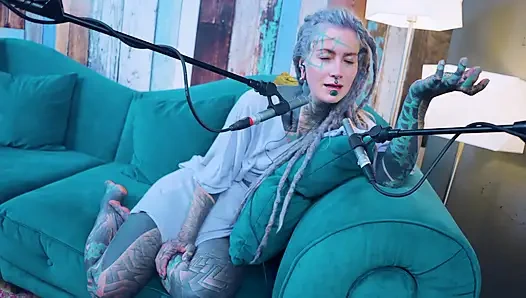 Ich spreche über I - Isolation - ASMR podcast SFW spricht goth dünnes mädchen dreadlocks tattoo-modell inked mädchen