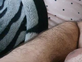 El pezón de una niña libanesa sale de su camisa y está listo para el sexo