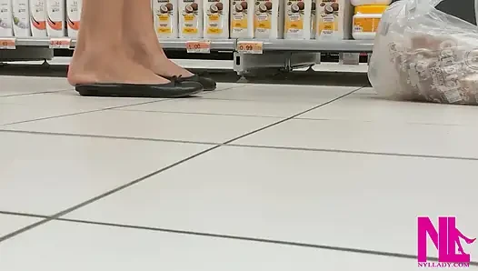Conad mağazasında siyah dairelerde ayakla oynama ve yüzme