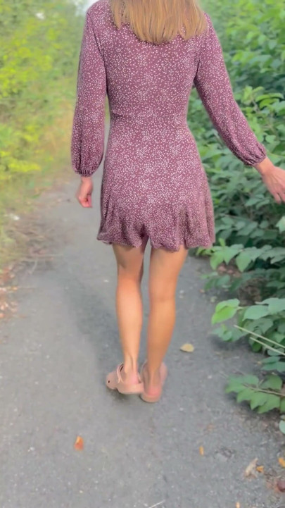 Fille nue dans la forêt