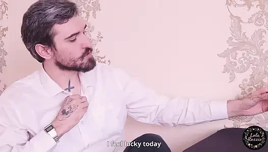 Kartlar, para, bir yarak. Kız kart oyununda soyunması için adama kaybetti ve sikildi